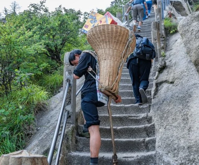 A bottle of Huashan water sold for 11 yuan, but no tourists complained. Just look at the signs in the scenic spot and you will understand.