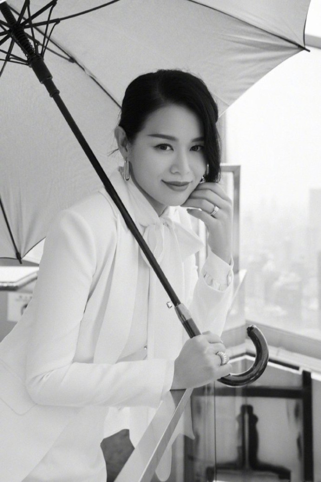 胡杏儿晒工作照过端午，穿修身裙秀S曲线，产后俩月身材恢复完美