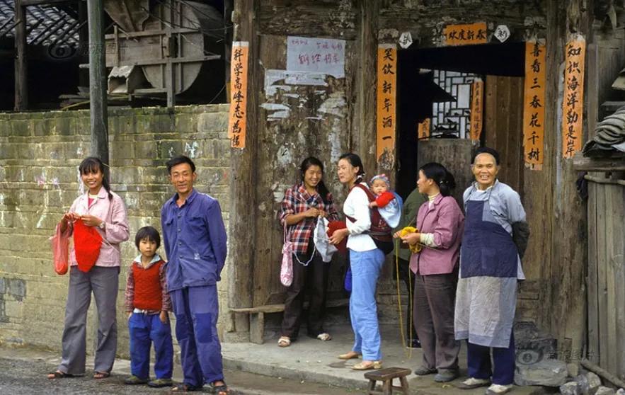 四十年前，一般工人的月工资四五十元，相当于现在多少钱呢？