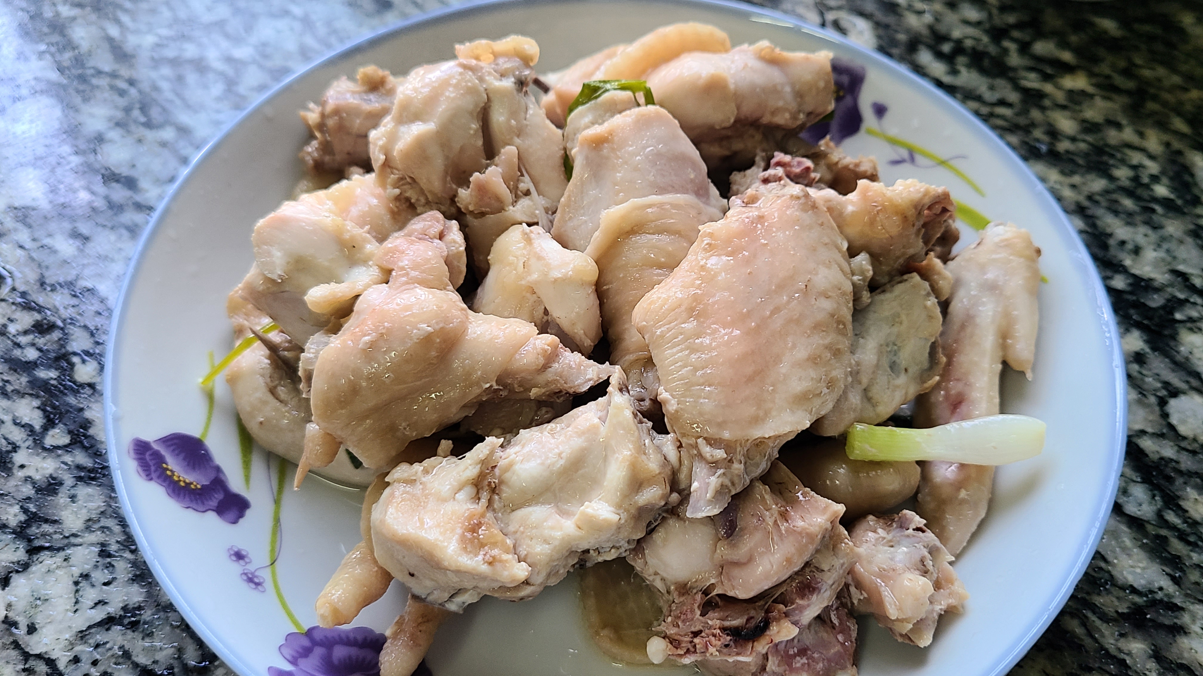 鸡肉这种做法很少见，做出来的鸡肉香味浓味道好，下酒下饭都很棒