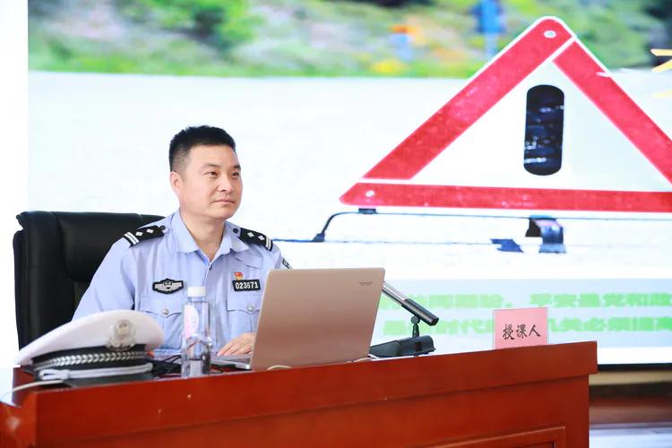 军警携手共筑交通安全长城