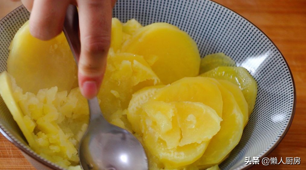土豆不切条，捣成土豆泥，教你薯条的新做法，香酥可口更好吃