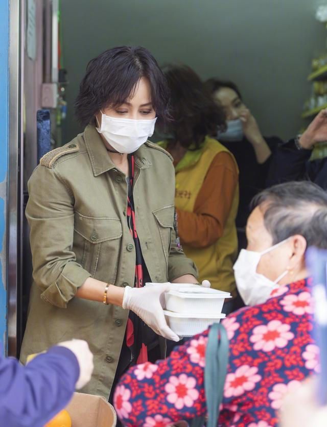 55岁刘嘉玲身材超好，穿吊带裙秀惹火身材，叉腰