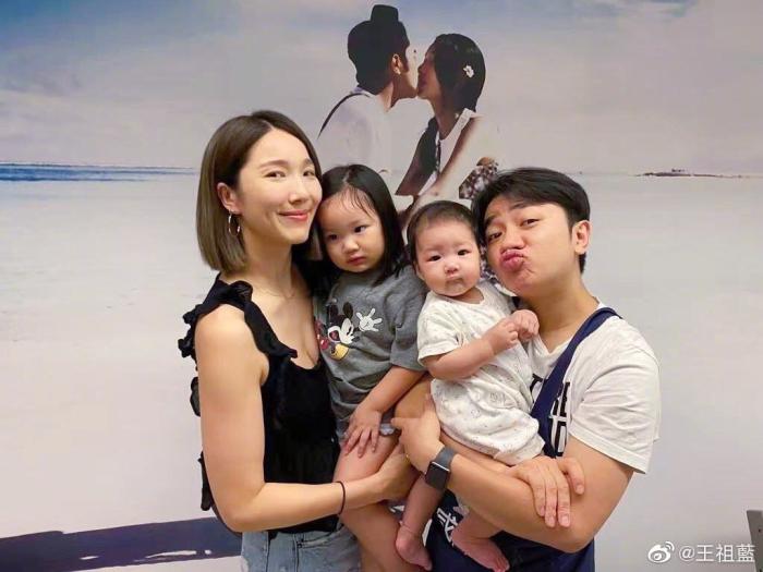 李亚男和女儿看展，全程负责当摄影师，gabby超爱拍照各种摆姿势