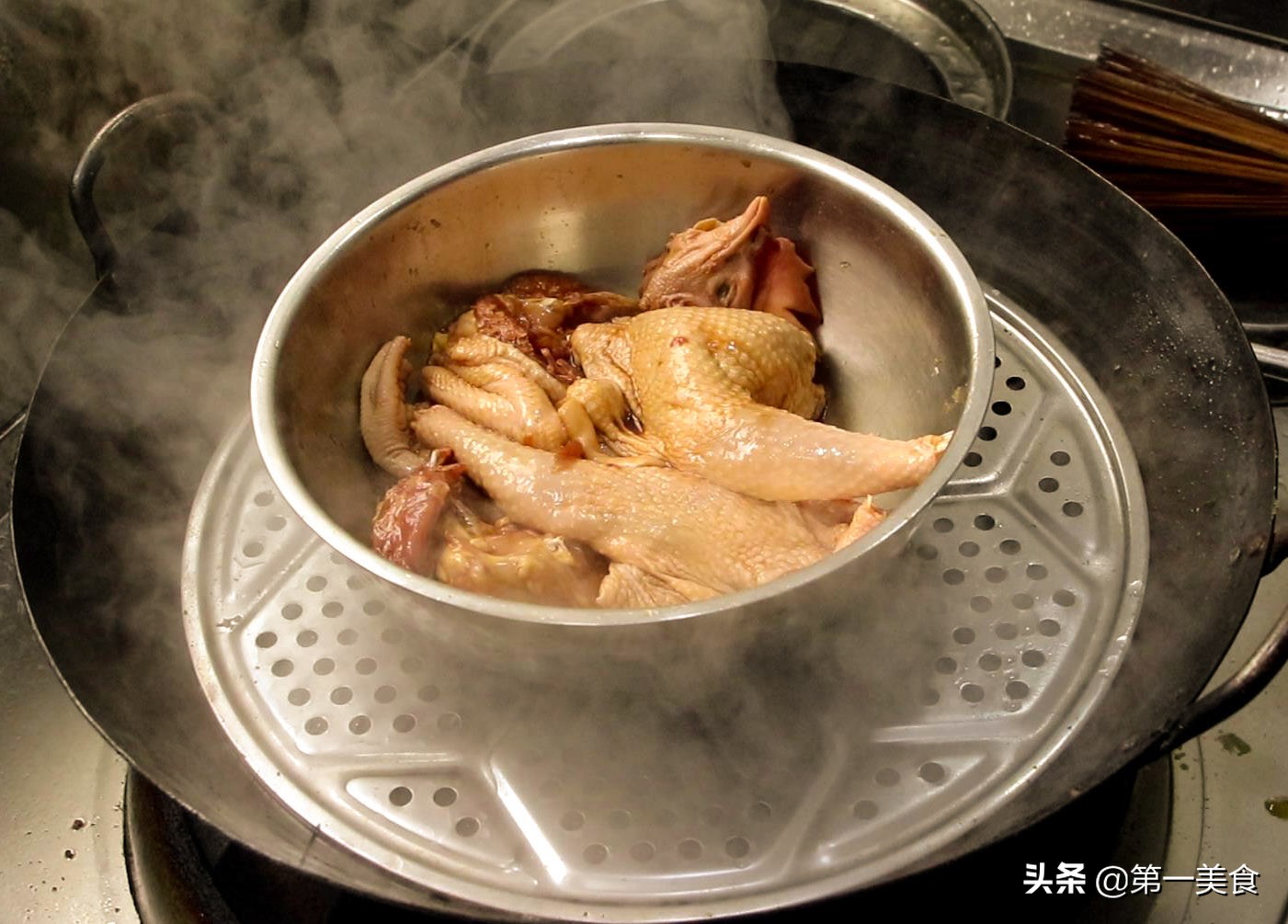 厨师长分享家常清蒸鸡做法，鸡肉爽滑细腻无腥味，营养价值高