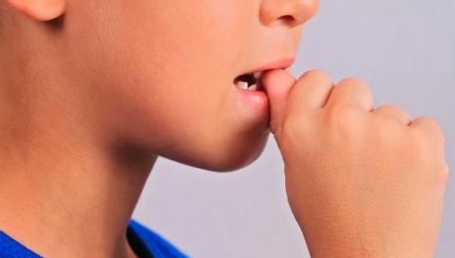 孩子小時候愛啃指甲？ 很多寶媽不重視，長大後容易遭遇兩道關卡