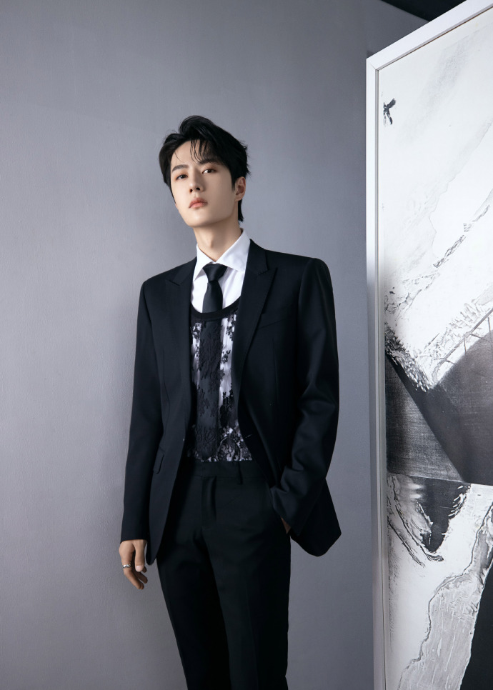 CCTV spring is late first big couplet platoon! Wang Yibo easy melt 1000 royal seal Dilirebazhu one dragon, show a body in succession