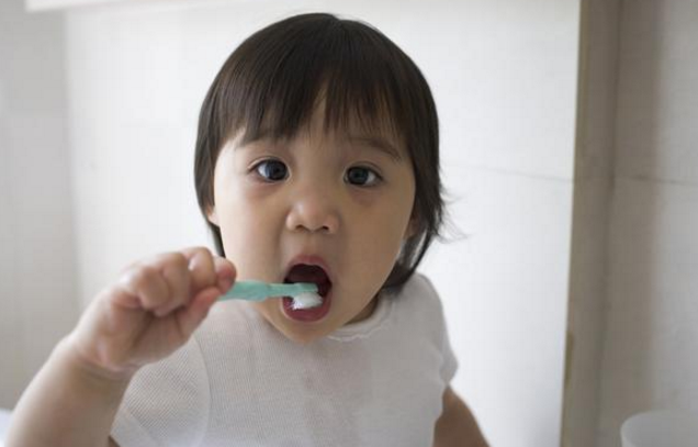 3岁女孩从不吃糖，却一嘴“小黑牙”，都是父母无知害了孩子