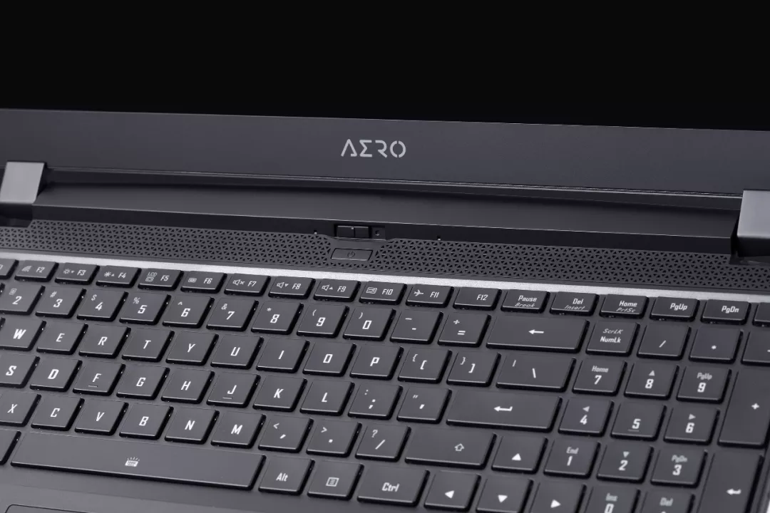 十代酷睿i7八核处理器+RTX 2070S显卡，这款轻薄4K OLED设计本真香！