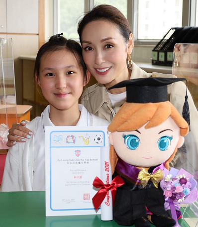 50岁郭可盈罕晒近况，天天给女儿梳头宠爱十足，11岁女儿长相甜美