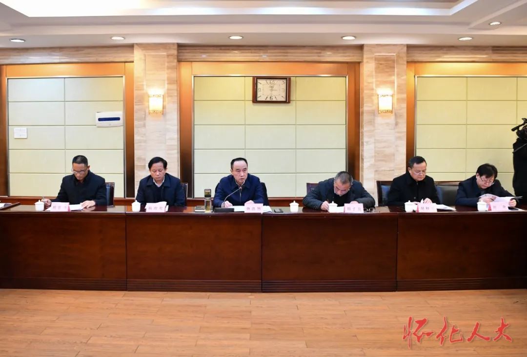 在怀全国和省人大代表集中视察我市制造业发展