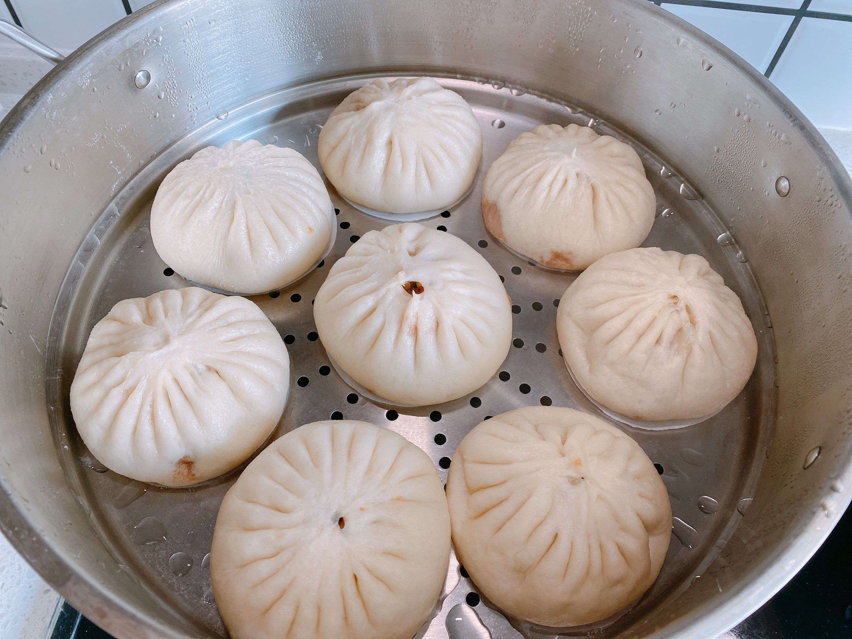 猪肉降价了自己在家做肉包，掌握3点，蓬松暄软，咬一口满嘴汤汁