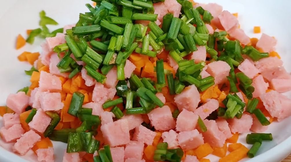 1碗大米打2雞蛋，不熬粥不做飯，出鍋鬆軟鮮香，大人孩子都愛吃