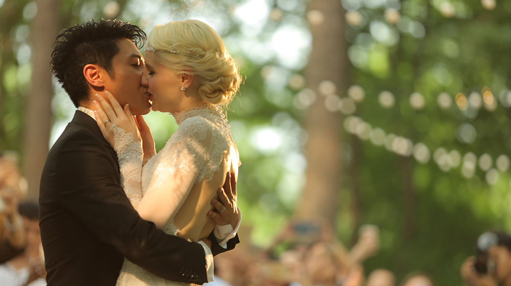 撒贝宁外国妻子晒亲吻照，穿露背紧身裙秀身材