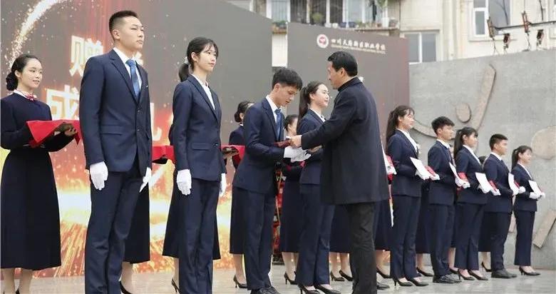 十八而志 大任始承——天府新区职业学校成人礼暨高考誓师大会