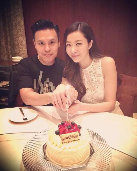 熊黛林老公陪女兒提前過聖誕，雙胞胎姐妹紮馬尾出鏡，越長越可愛
