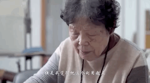 65歲奶奶把秋天留在樹葉上，這也太美了吧