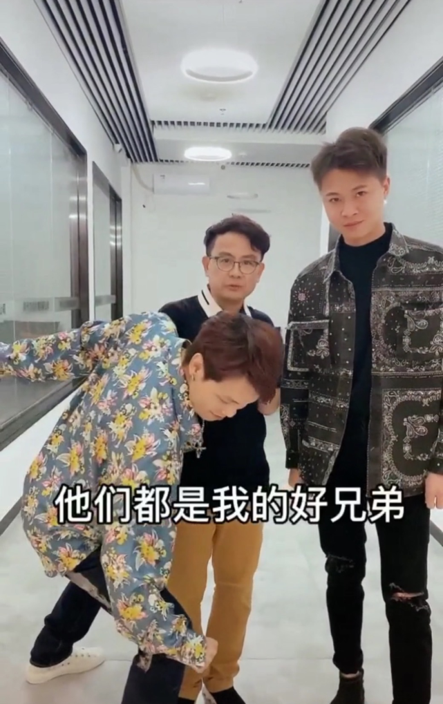 56岁黄一山和小一辈歌手称兄道弟，周星驰御用配角也要当网红？