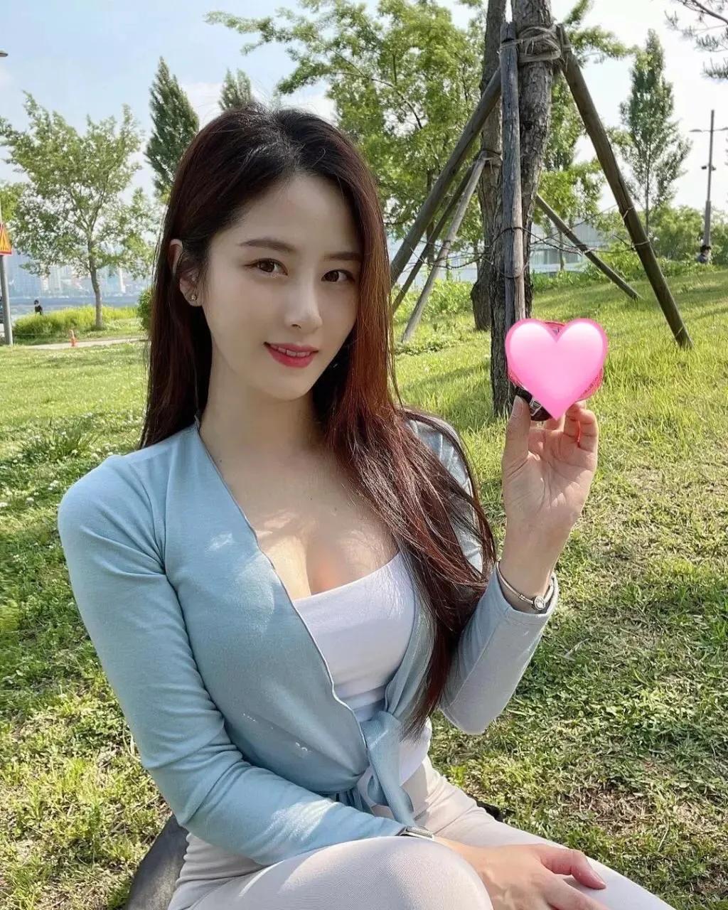 美女秘书，你是怎么看的?图片