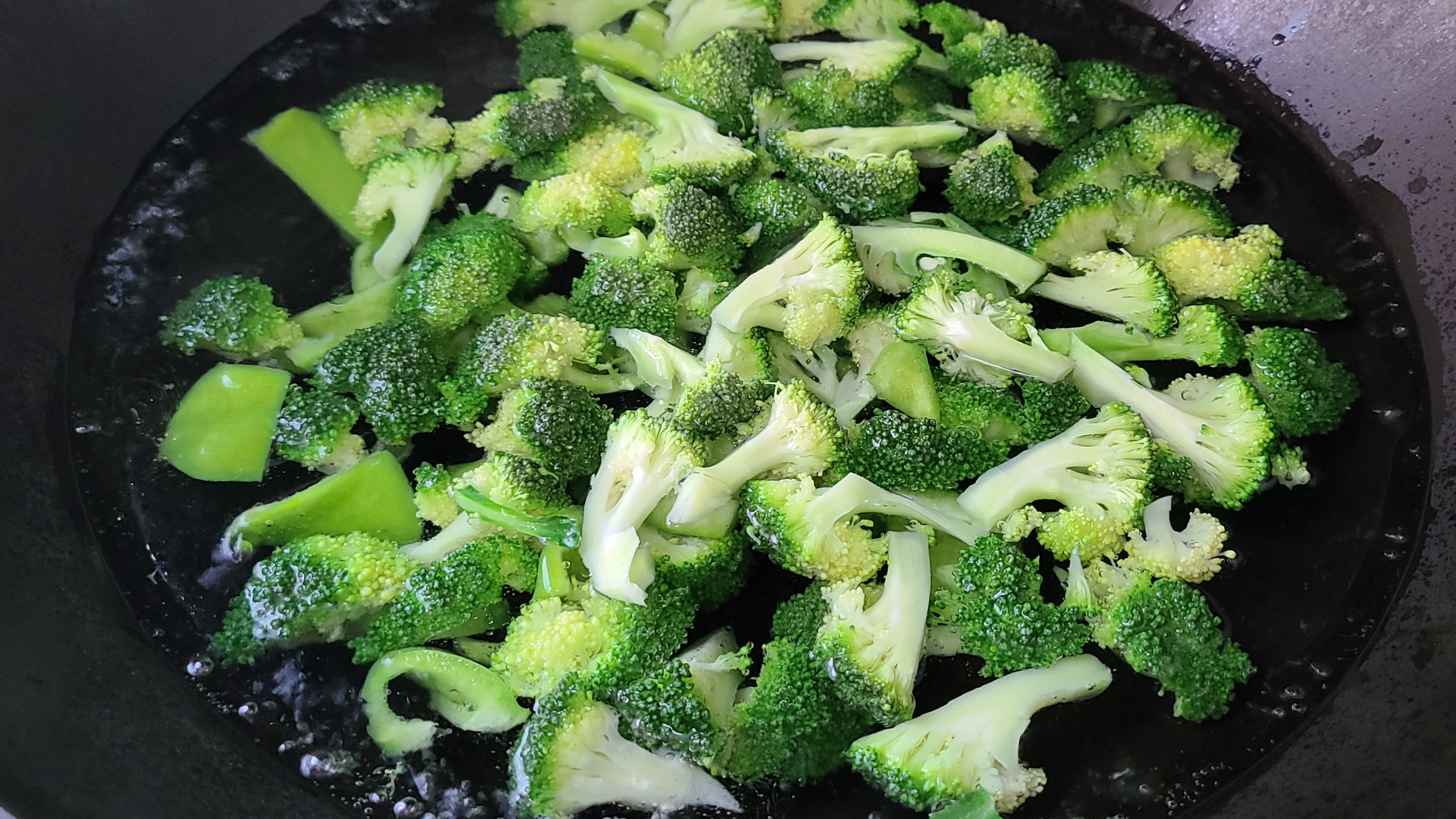 蒜蓉西蘭花，清淡好吃，做法很簡單，多吃蔬菜對身體好