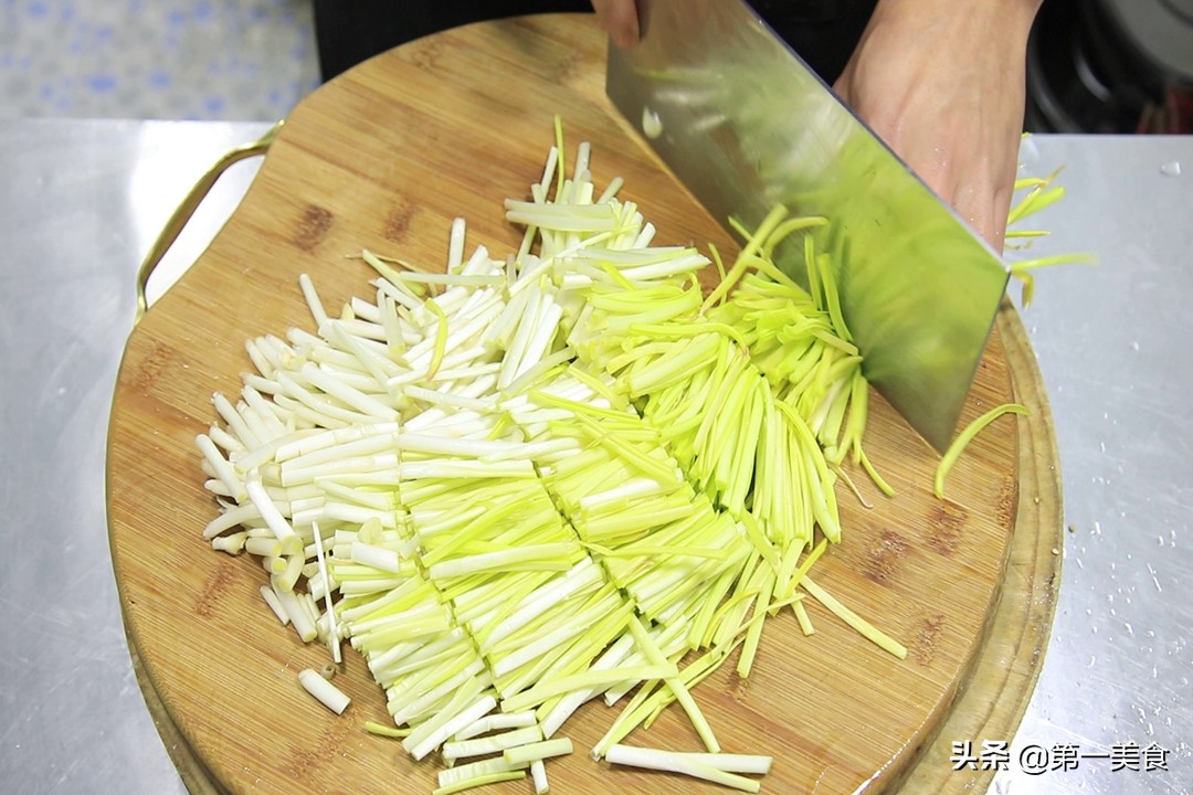 图片[3]-蒜黄炒鸡蛋做法步骤图这2种食材是绝配！大火一翻、2分钟出锅-起舞食谱网