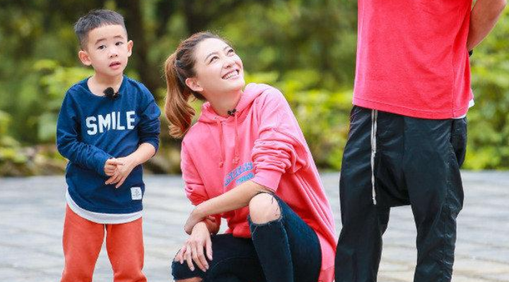 應采兒的教育被稱“虎媽教育”，妥妥的一家之主，山雞哥都不敢惹