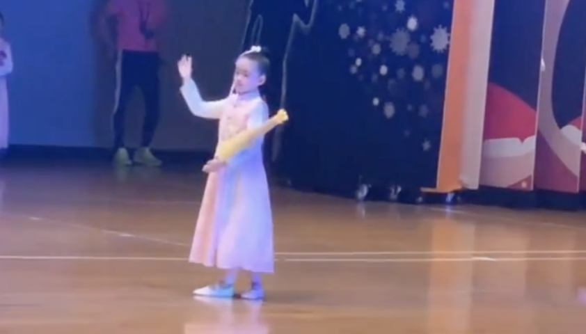 大s婆婆曬孫女演出視頻，小玥兒舞姿稚嫩，手持油紙傘變民國女孩