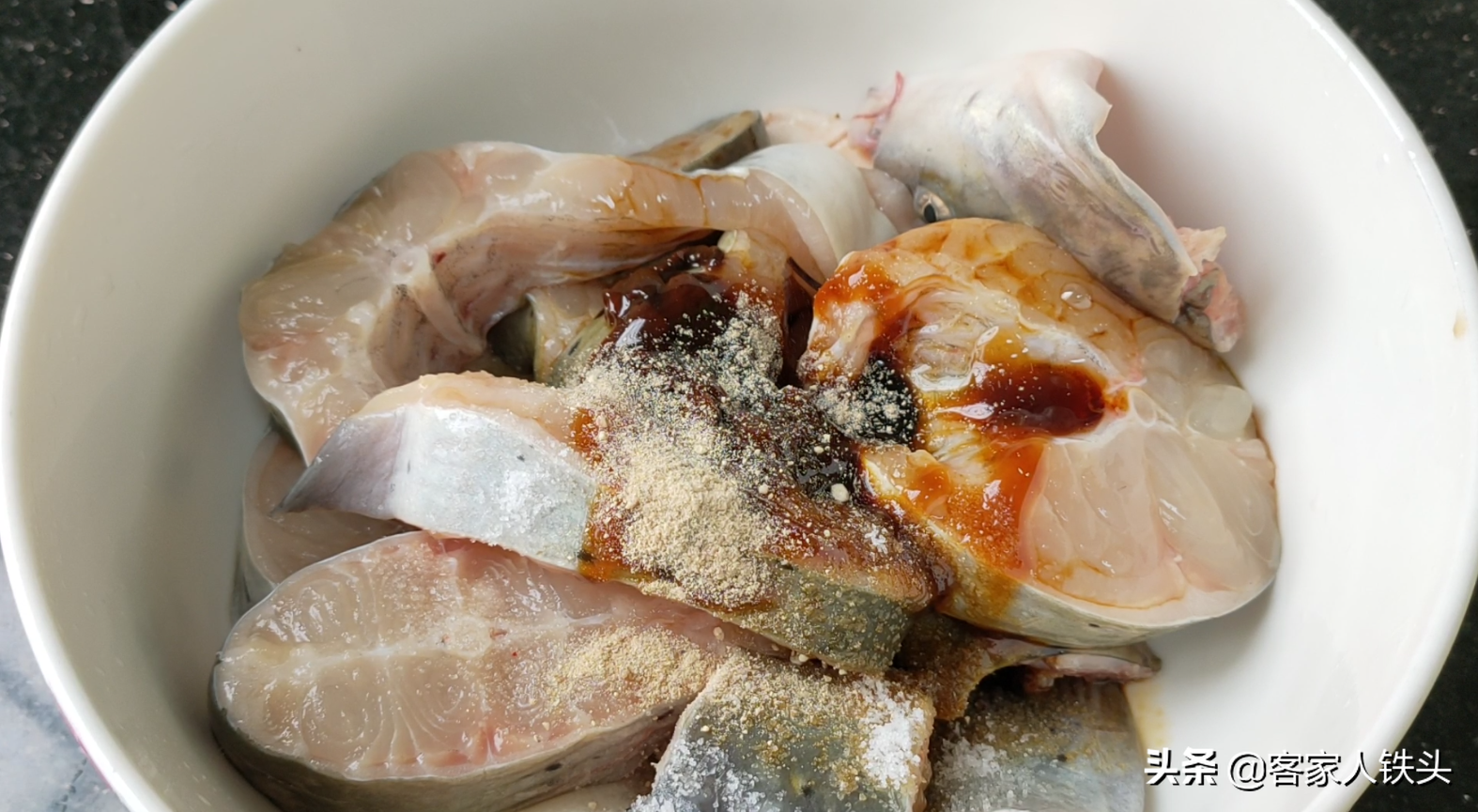 做生焗魚煲，廣東人真有一套，一醃一焗就開吃，簡單好吃營養豐富