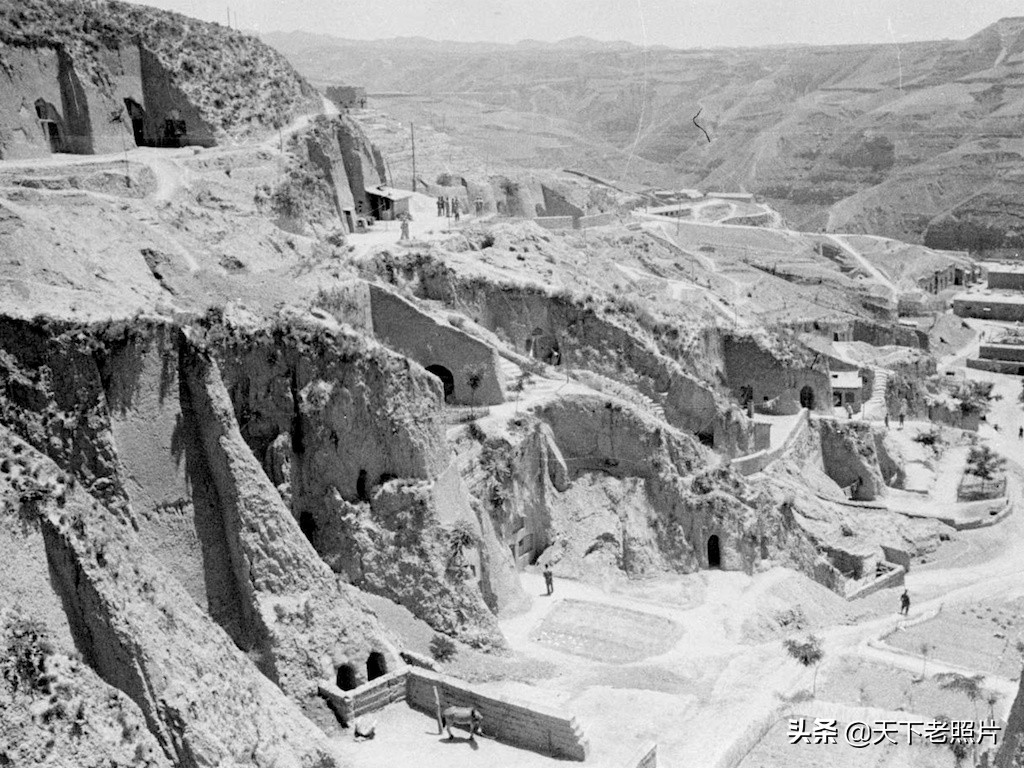 1944年的山西临汾老照片 荒山中的窑洞生活