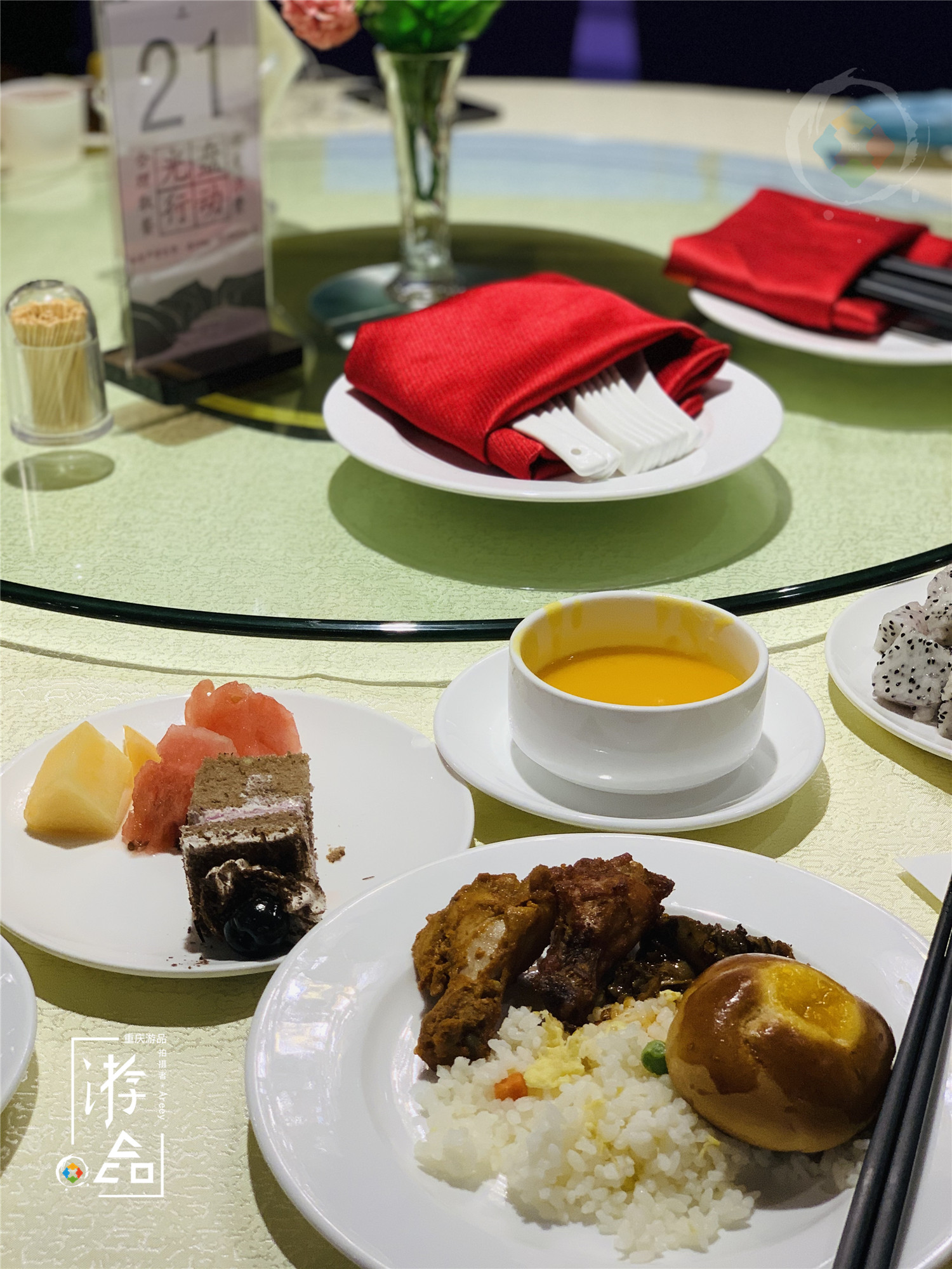 重庆黄金游轮有多豪华？内部一片金碧辉煌，高级自助餐随便吃