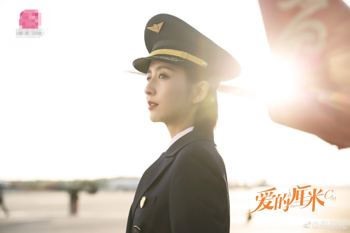 佟丽娅带儿子回老家聚会，素颜出镜肤白惊人，朵朵稳坐C位超乖巧