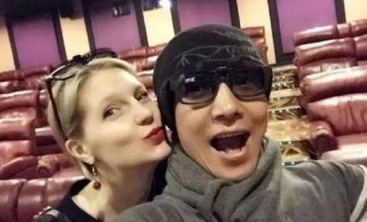 撒贝宁一家四口露面，龙凤胎首曝光，女儿穿千