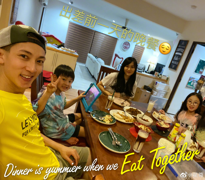 吳尊全家聚餐意外露富，豪宅超大帶花園泳池，女兒顏值赶超媽媽