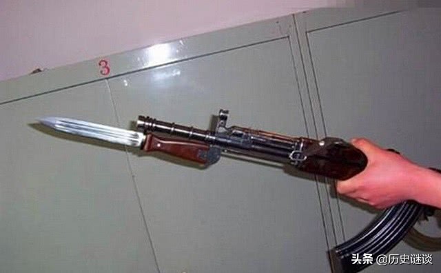 为何刺刀不能磨太利？老兵：刺刀越锃亮，自己