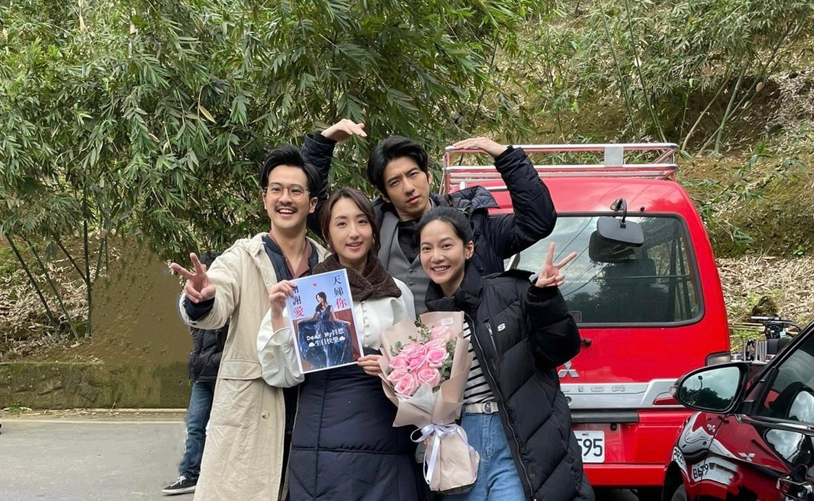 柯佳嬿曬慶生照，與賈靜雯蹲吃蛋糕接地氣，曾之喬發文送祝福