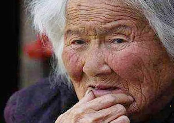 九旬农妇拒绝上户口，死前才说出真实身份，网友：藏得很深