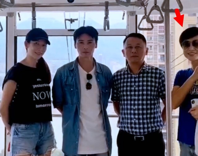 太甜蜜！蔡少芬张晋游重庆长江索道，被人群包围依旧镇定拥抱合影