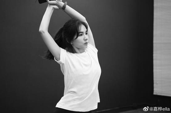 Ella晒美照39岁身材瘦成纸片，被儿子529元平价玩具抢镜