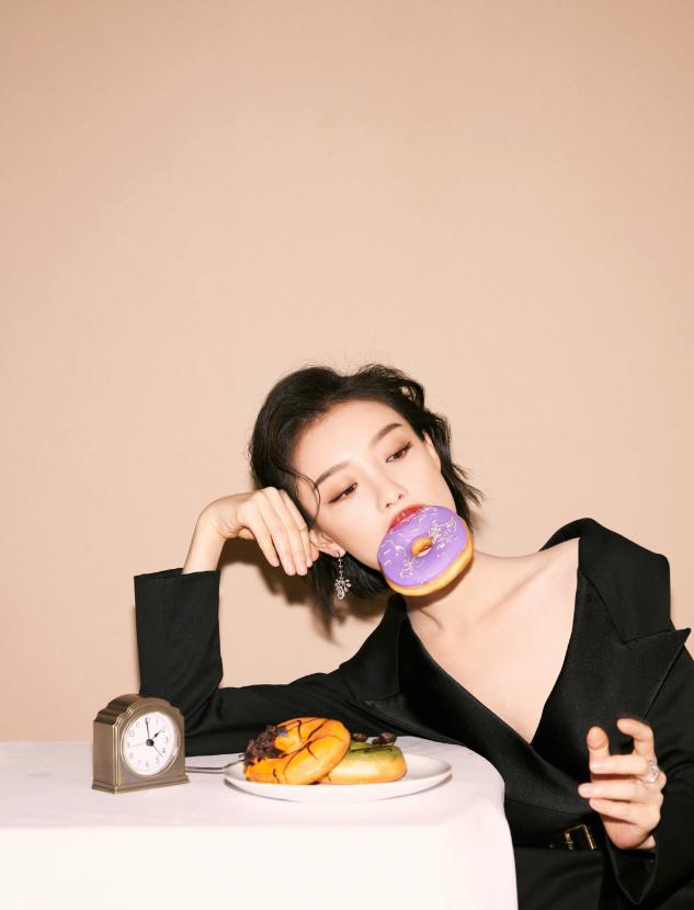 倪妮和刘诗诗同登杂志封面，网友：这气质差距