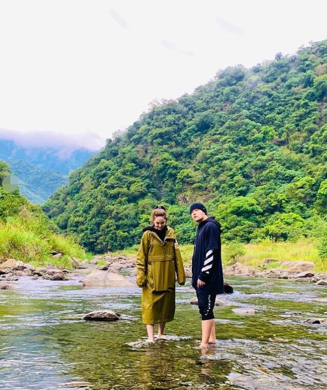 周杰倫夫婦同框秀恩愛，夫妻赤腳水中嬉戲，昆凌曬老公視角照超仙