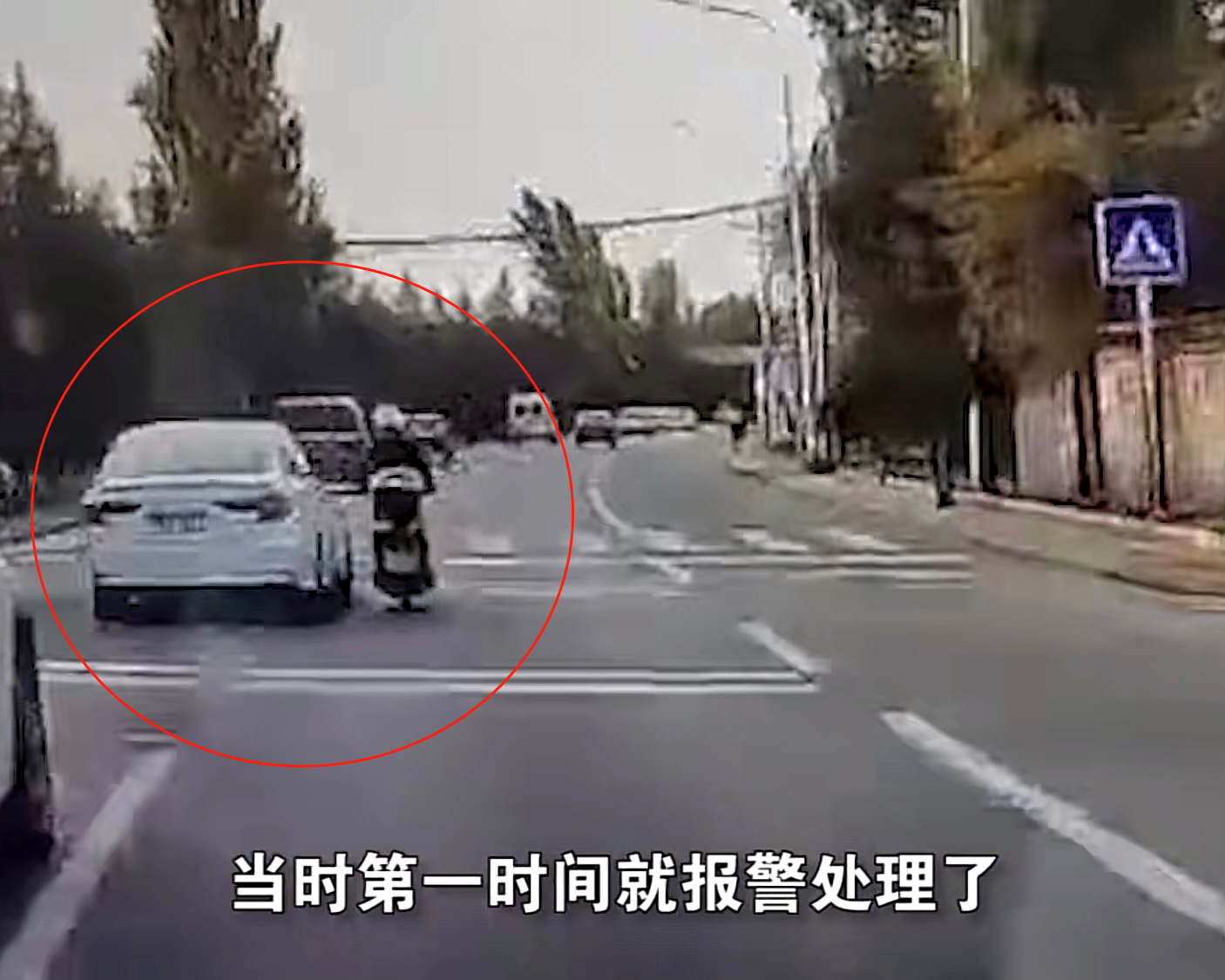 北京一轿车恶意别倒摩托车，女骑手倒地翻滚多圈受伤，知情人：嫌她慢
