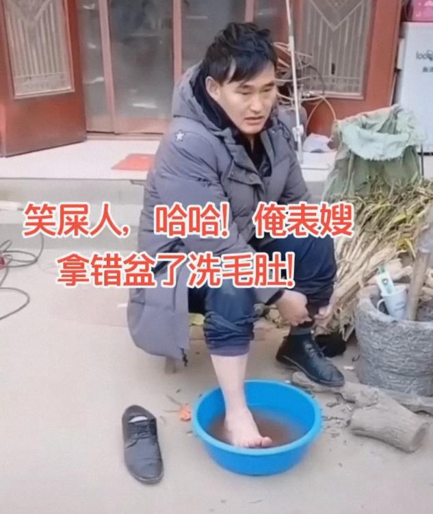大衣哥老婆用洗脚盆洗毛肚？动作麻利半盆水浑浊，网友调侃更有味