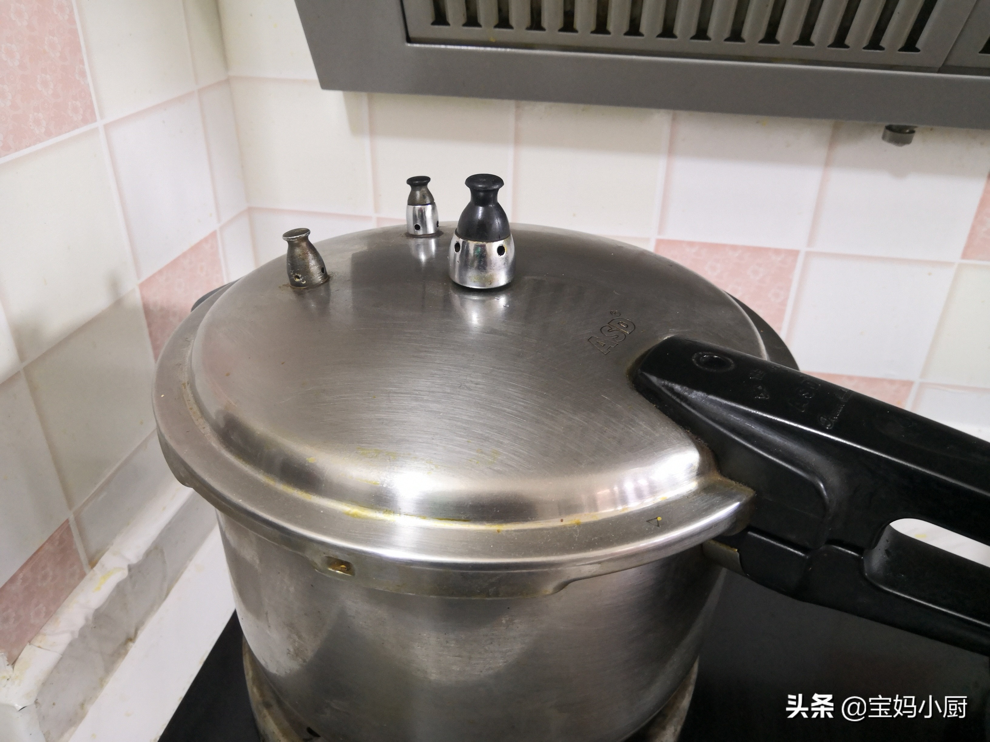 自打学会酱骨头这做法，每周都得做一盆，不到一百块，实惠管饱