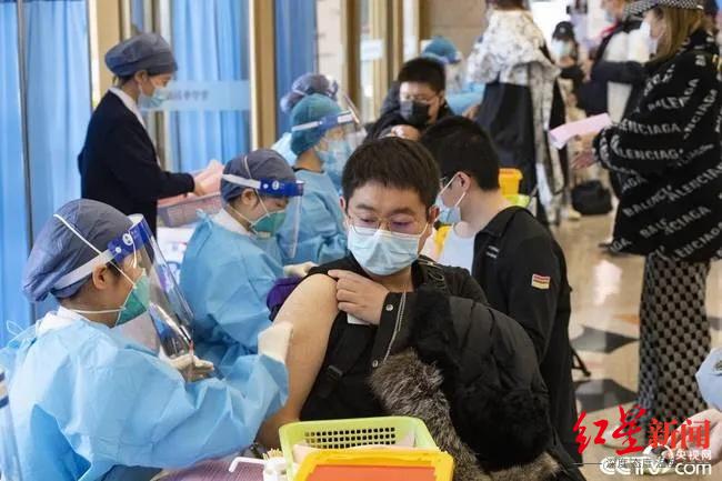 人民日报：不打疫苗暂缓入学？应接尽接尤需绣花功夫