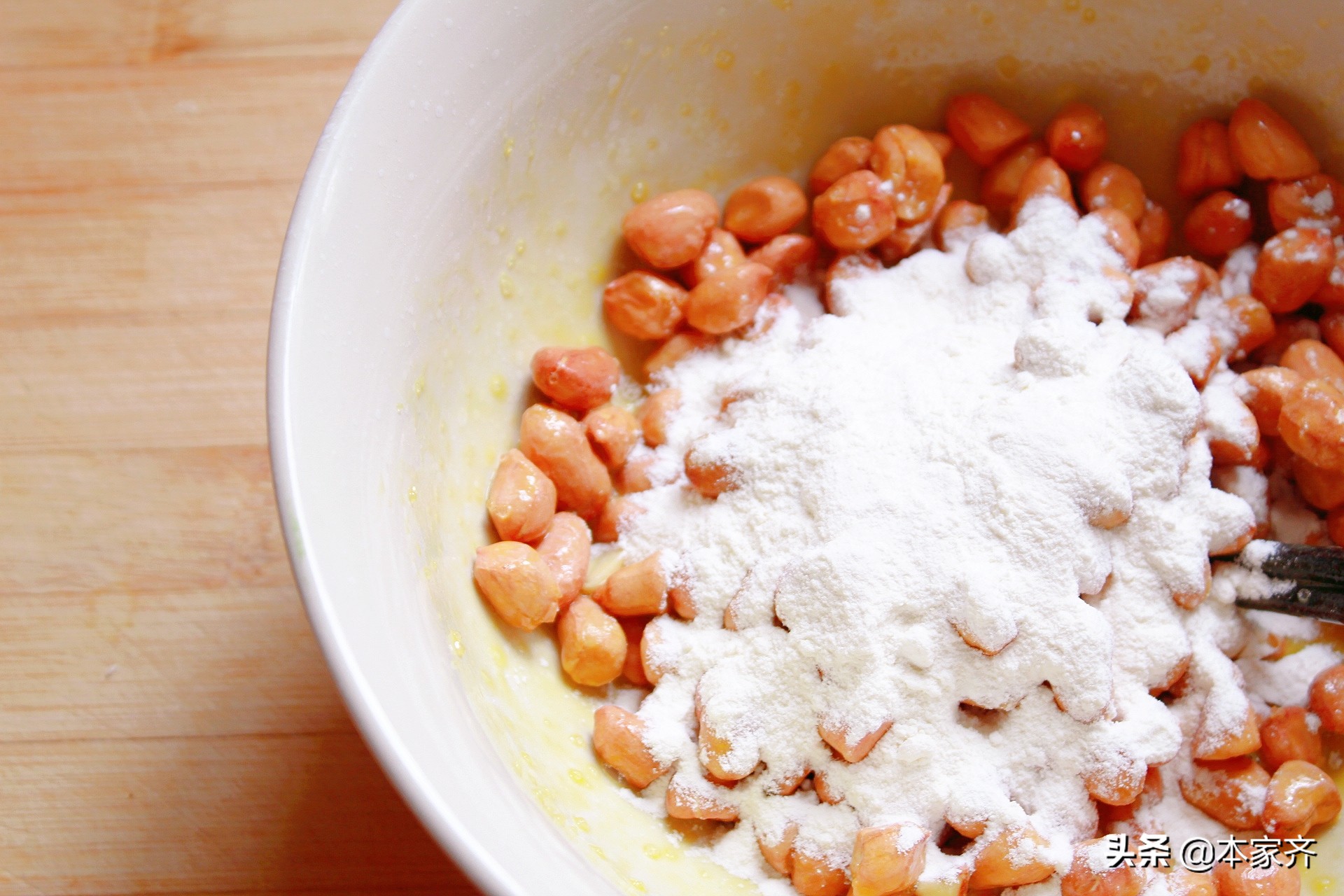 蛋酥花生米的做法，一個雞蛋一碗麵粉，好吃好做，一口一個真是香