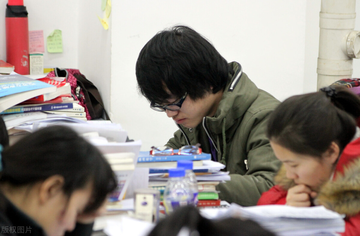 为什么学霸不学习成绩却还是比你好？可能是因为这3个原因