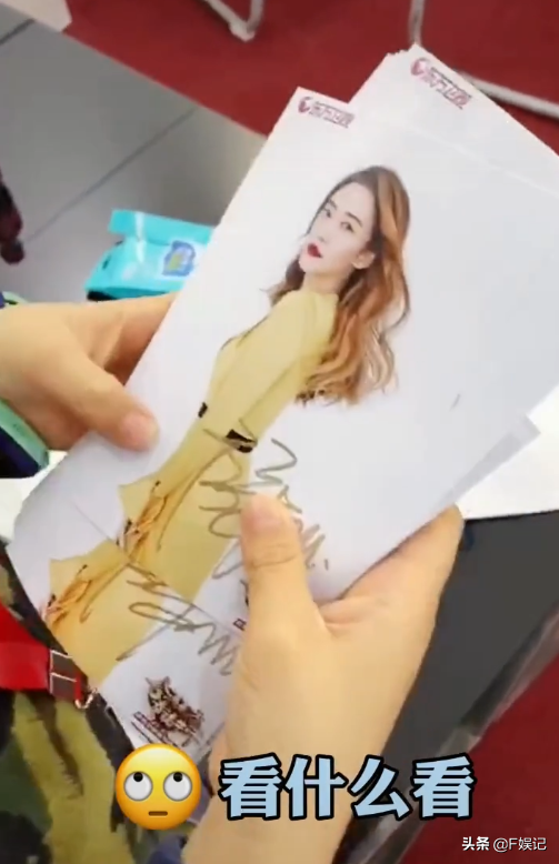 應采兒被兒子小小春嫌棄簽名照網友卻大贊兒子翻白眼像足媽媽