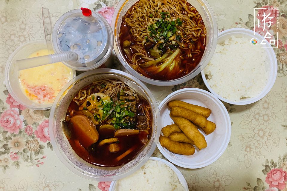 重庆49元麻辣烫测评：9荤8素，超乎想象，2个人都吃撑了