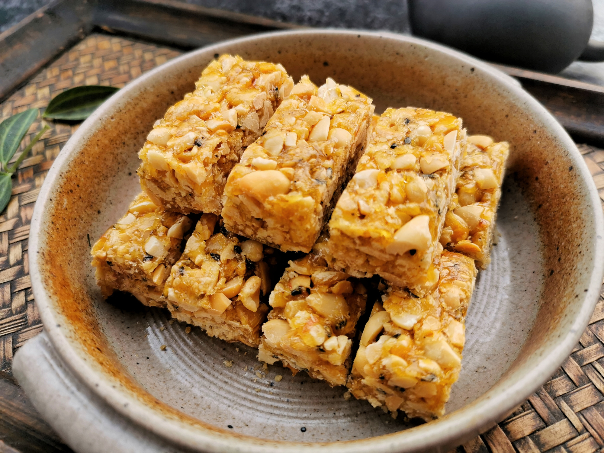 無水無油做花生酥糖，復刻童年美味，學會熬糖漿，酥脆香甜不粘牙