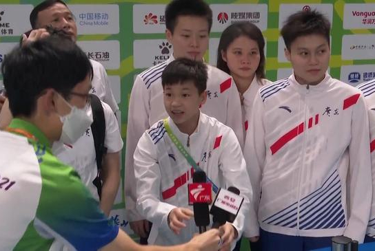 全红婵接受采访！有谁注意她的举动，情商是真的高，小女孩太棒了